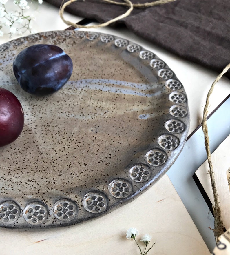 Assiette en céramique cappuccino, assiette faite à la main, poterie faite à la main, cadeau de mariage, cadeau de pendaison de crémaillère, assiette de service, assiette de service image 3