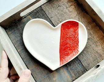 Assiette coeur en céramique avec texture rouge dentelle • Cadeau pour la Saint-Valentin • Poterie faite main • Plat « Love You » • Assiette coeur pour les mariages • Dentelle rose rouge