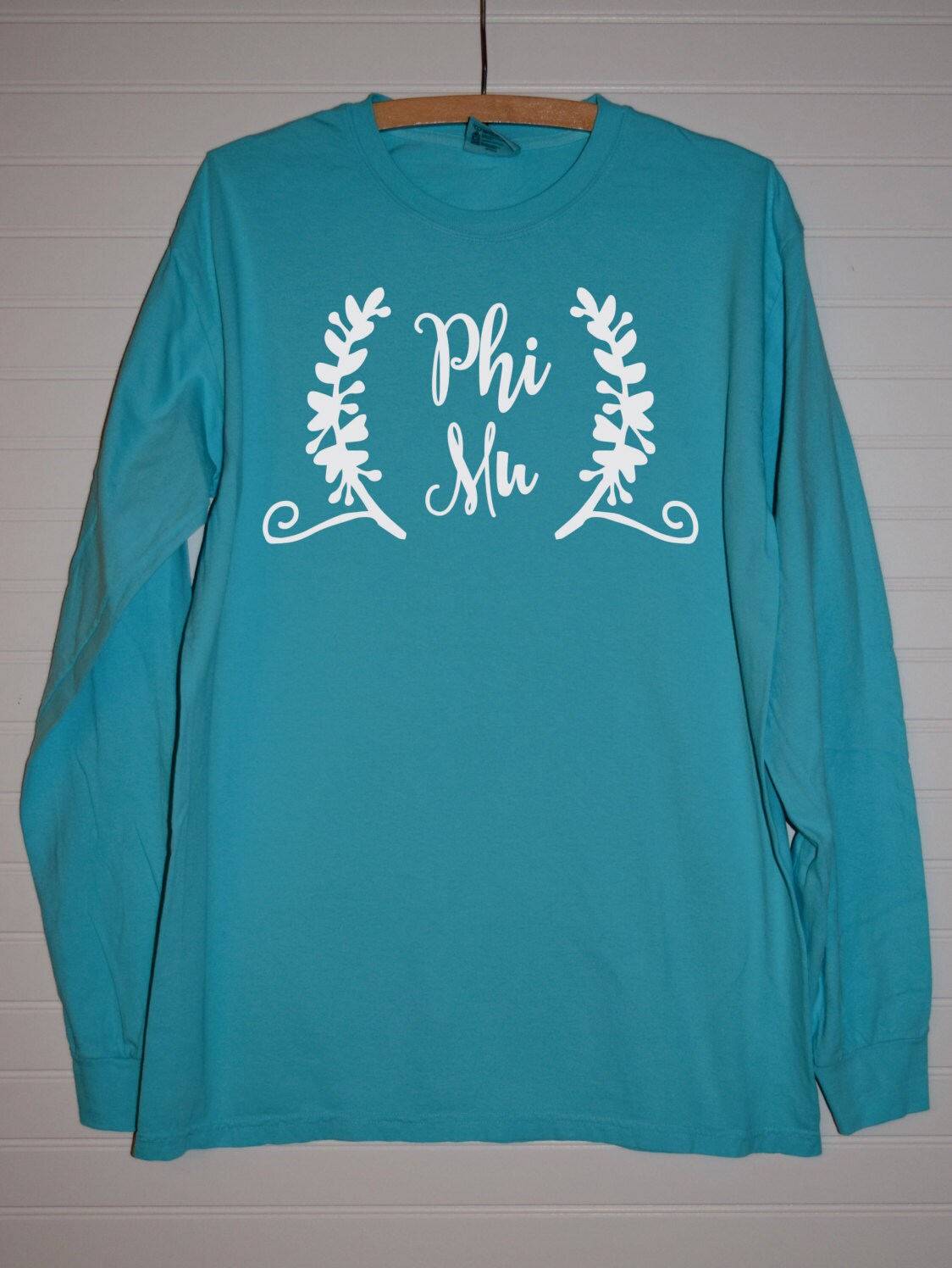 Phi Mu 116 Script And Half Wreath Comfort Colortshirt Short Etsy