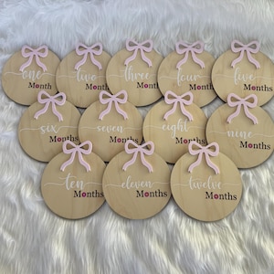 Baby Monatlicher Meilenstein Holzschild. Girly Pink Bow Meilenstein Scheiben. Neugeborene personalisierte Statistikkarten. Geschenk für neue Eltern. Baby-Dusche-Geschenk
