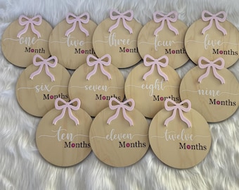 Letrero de madera con el hito mensual del bebé. Discos con lazo rosa para hitos. Tarjetas de estadísticas personalizadas para recién nacidos. Regalo para nuevos padres. Regalo para baby shower.