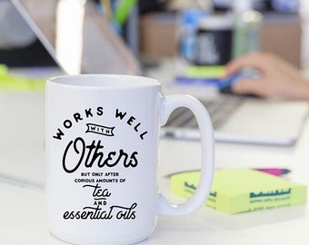 Funziona bene con gli altri (versione TEA) - 15oz Mug | Oli essenziali tazze | doTERRA | Giovani che vivono | Tazze caffè divertenti | Regali di olio essenziale