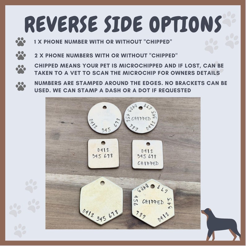 Puede incluir: Tres estilos diferentes de chapas para perros de metal con n&uacute;meros de tel&eacute;fono y la palabra "chipeado" estampada en ellos. Las chapas est&aacute;n sobre una superficie de madera. El texto en las chapas dice: "0412 345 678", "0412 345 678 chipeado", y "0412 345 678 789 chipeado".