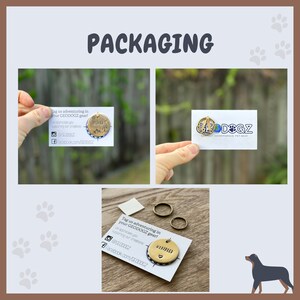 Puede incluir: Primer plano de una placa de identificaci&oacute;n de perro dorada con la palabra "Winifred" grabada en ella. La placa est&aacute; unida a un llavero plateado. La placa est&aacute; sobre una tarjeta blanca con el texto "Tag us adventuring in your GEODOGZ gear!" y los identificadores de redes sociales.