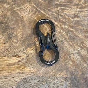 Mini moschettone a S con chiusura a scorrimento per targhetta identificativa di cane e gatto, piccolo moschettone nero per collare.