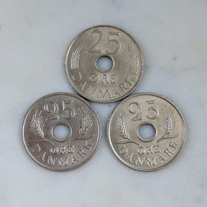 May include: Three silver Danish coins with the inscription "25 ØRE DANMARK" and a wheat design.