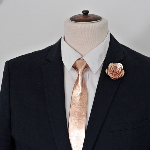 Ensemble de boutonnière de cravate en cuir Rose Gold, cravate de mariage en cuir rose doré, boutonnière en cuivre, ensemble cadeau de cravate de garçons d'honneur, cravate mince de marié