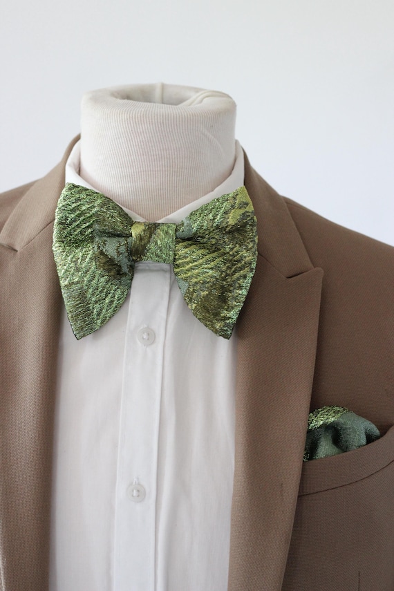 Big Elegant Shimmery Emerald Green Men's Bow Tie Gift, Large Wedding  Taffeta Bow Tie, Groomsmen Hunters Green Prom Boys Suit Set, Oversized -  Etsy