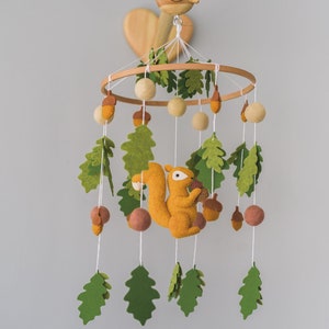 Woodland baby mobile Squirrel mobile for crib Baby shower gift for newborn Hanging felt minimalist Green leaves mobile