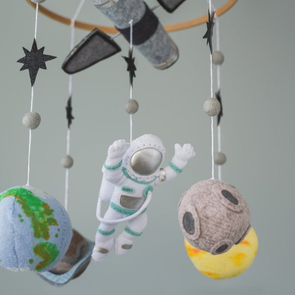 Rocket baby mobile Space Mobile for crib Boy Astronaut Felt Galaxy and Planets Mobile for Nursery Baby Shower Gift Solar system Earth mobile