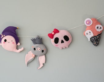 Handmade Felt Halloween Ornaments: Spooky Party Favors