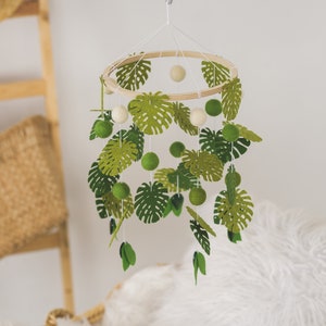 Monstera leaf mobile Tropical baby nursery mobile Baby shower gift for newborn Hanging felt Jungle mobile for baby crib