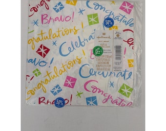 Può includere: Una confezione di carta da regalo Hallmark con sfondo bianco e testo colorato tra cui Congratulations, Bravo e Celebrate in blu, giallo e rosa. La carta include icone a forma di stella e misura 50,8 cm per 76,2 cm.