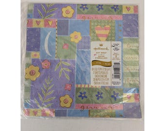 Può includere: Una confezione quadrata di carta da regalo Hallmark con un design patchwork di quadrati blu, verdi e viola con fiori gialli, cuori rosa e lune crescenti. L'etichetta indica 7738 cm² e 50,8 cm per 76,2 cm.