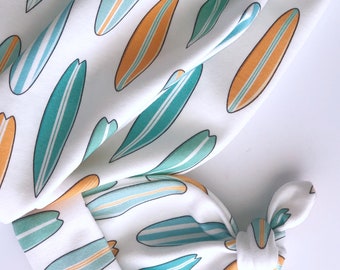 Conjunto de manta para bebé surfista, habitación infantil surfista, manta hawaiana para bebé, manta multicolor con forma de tabla de surf, conjunto para la llegada a casa del pequeño surfista, listo para usar.