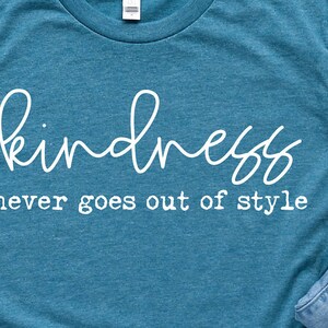 Puede incluir: Camiseta azul turquesa con texto blanco que dice "kindness never goes out of style".