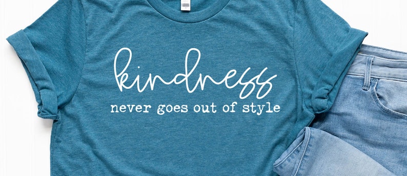 Puede incluir: Camiseta azul turquesa con texto blanco que dice "kindness never goes out of style".