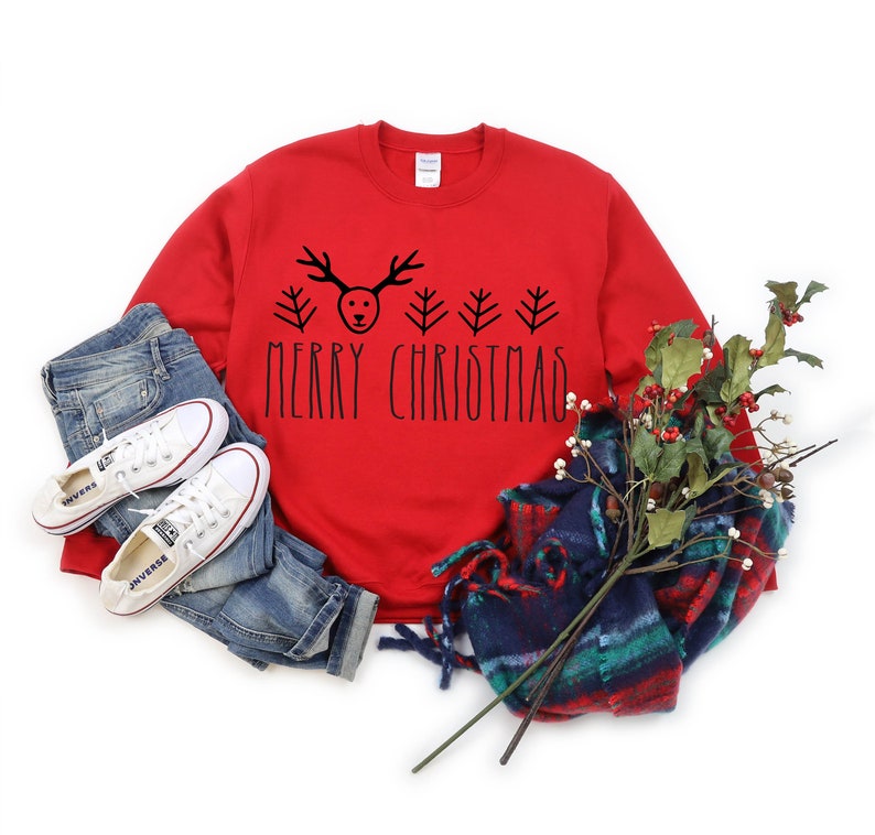 Puede incluir: Sudadera roja de Navidad con un gr&aacute;fico de reno negro y &aacute;rboles de Navidad y el texto "Merry Christmas".