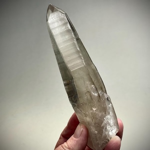 Impressionante cristal de quartzo lemuriano fumê de alta qualidade com fantasmas do Brasil, estrutura estética elegante, arco-íris, base autocicatrizante