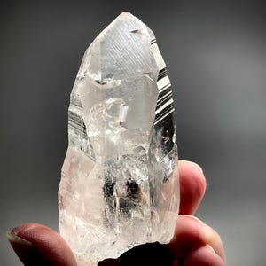 Echt fantoomlemurisch kwartskristal uit Serra do Cabral, Brazilië Natuurlijk, ongepolijst Braziliaans Lemurisch kwartskristal