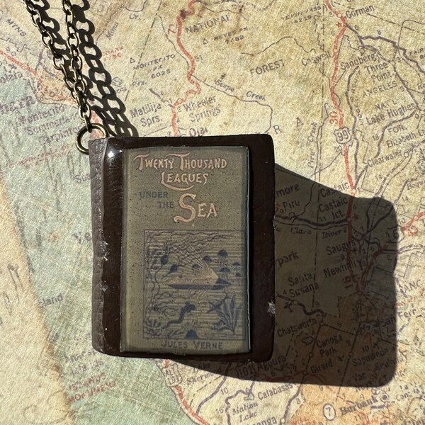 Jules Verne, collier livre miniature Vingt mille lieues sous les mers