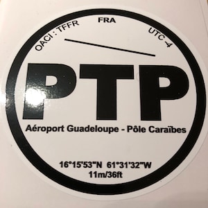 以下が含まれることがあります： フランス領グアドループのポワンタピートル国際空港のコード「PTP」が書かれた白黒の空港標識。標識には、空港のICAOコード「TFFR」、空港の座標「16°15′53″N 61°31'32"W」、空港の標高「11m/36ft」も記載されている。