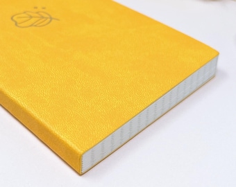 Quaderno giallo formato passaporto / Ink-it Grid / 272 pagine / Carta Tomoe River / Penna stilografica