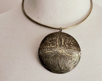 vintage brass torque necklace - large medallion pendant on thick wire collar - 70s modernist jewelry