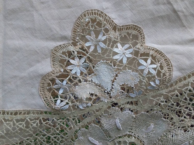 Fab bobbin lace circulat table cloth ecru and white 1.7m diameter