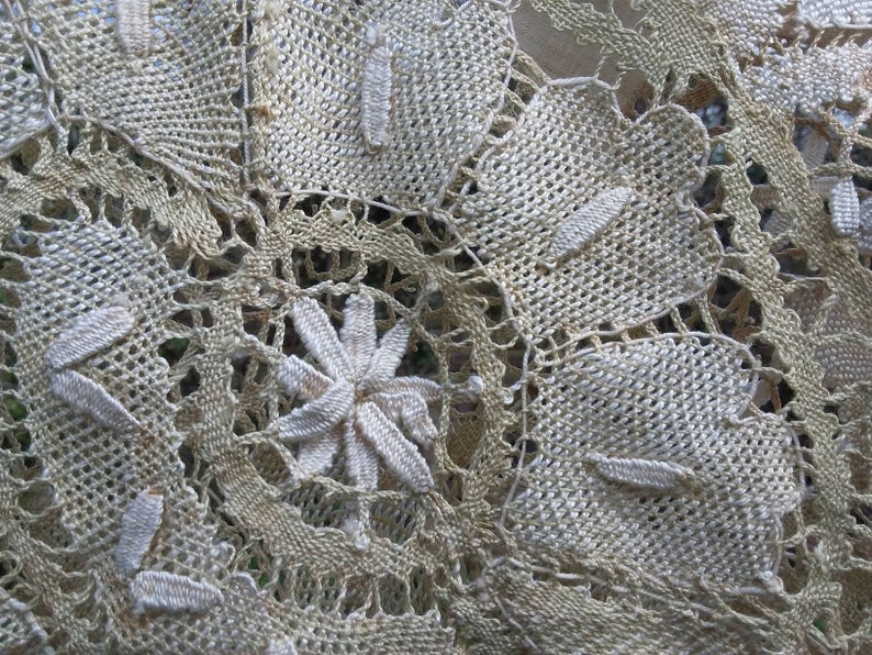 Fab bobbin lace circulat table cloth ecru and white 1.7m diameter