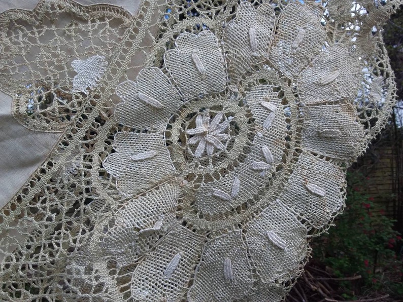 Fab bobbin lace circulat table cloth ecru and white 1.7m diameter