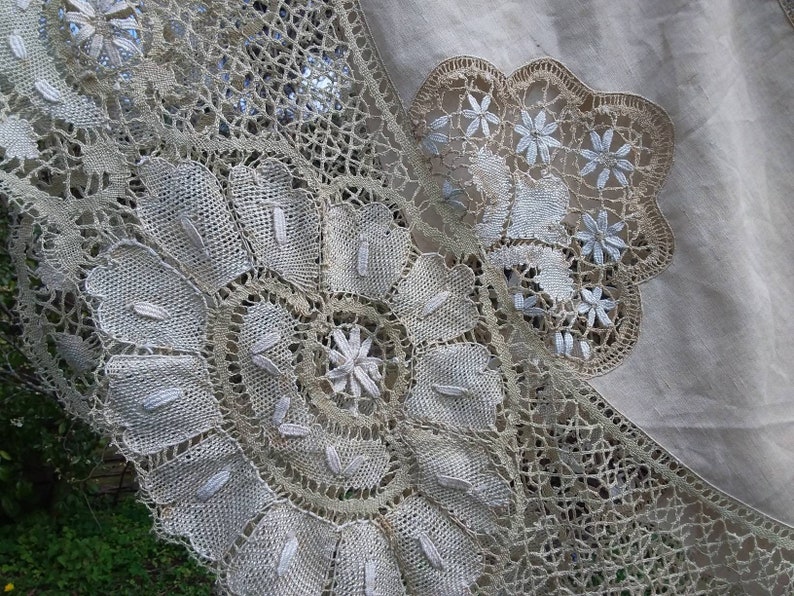 Fab bobbin lace circulat table cloth ecru and white 1.7m diameter