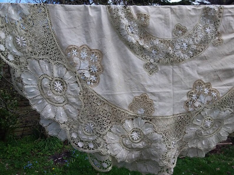 Fab bobbin lace circulat table cloth ecru and white 1.7m diameter