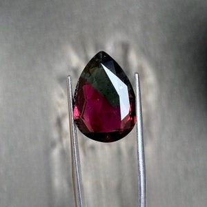 Turmalina natural, 10,86 cartas, corte de pera, turmalina bicolor, piedra natal de octubre, mezcla fina de color rojo y verde con brillo fino