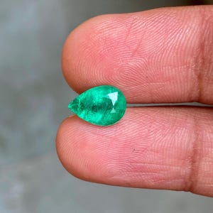 Natürlicher Birnen-Smaragd, 2.50 Karat, 10.5x7.5 mm, hellgrüner Schatten-Smaragd aus Sambia