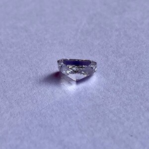 以下が含まれることがあります： 底が尖った透明なファセットカットの四角形の宝石