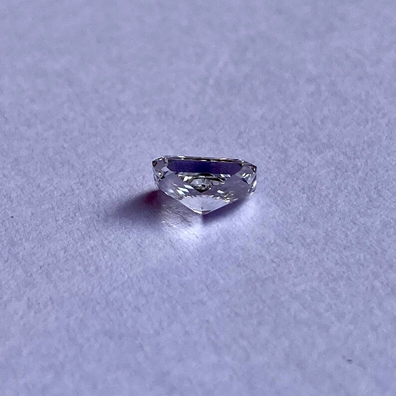 以下が含まれることがあります： 底が尖った透明なファセットカットの四角形の宝石
