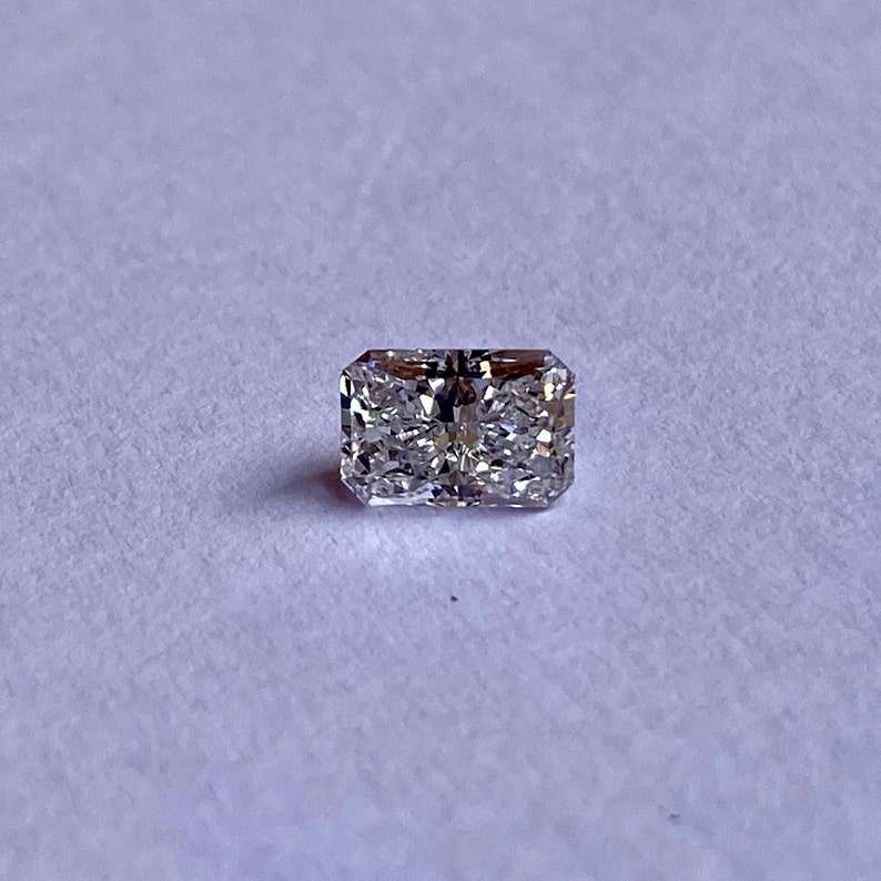 以下が含まれることがあります： 透明な長方形のエメラルドカットのダイヤモンドの宝石