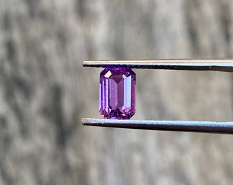 Zafiro púrpura de Ceilán sin calentar: piedra preciosa de talla esmeralda de 1,33 quilates