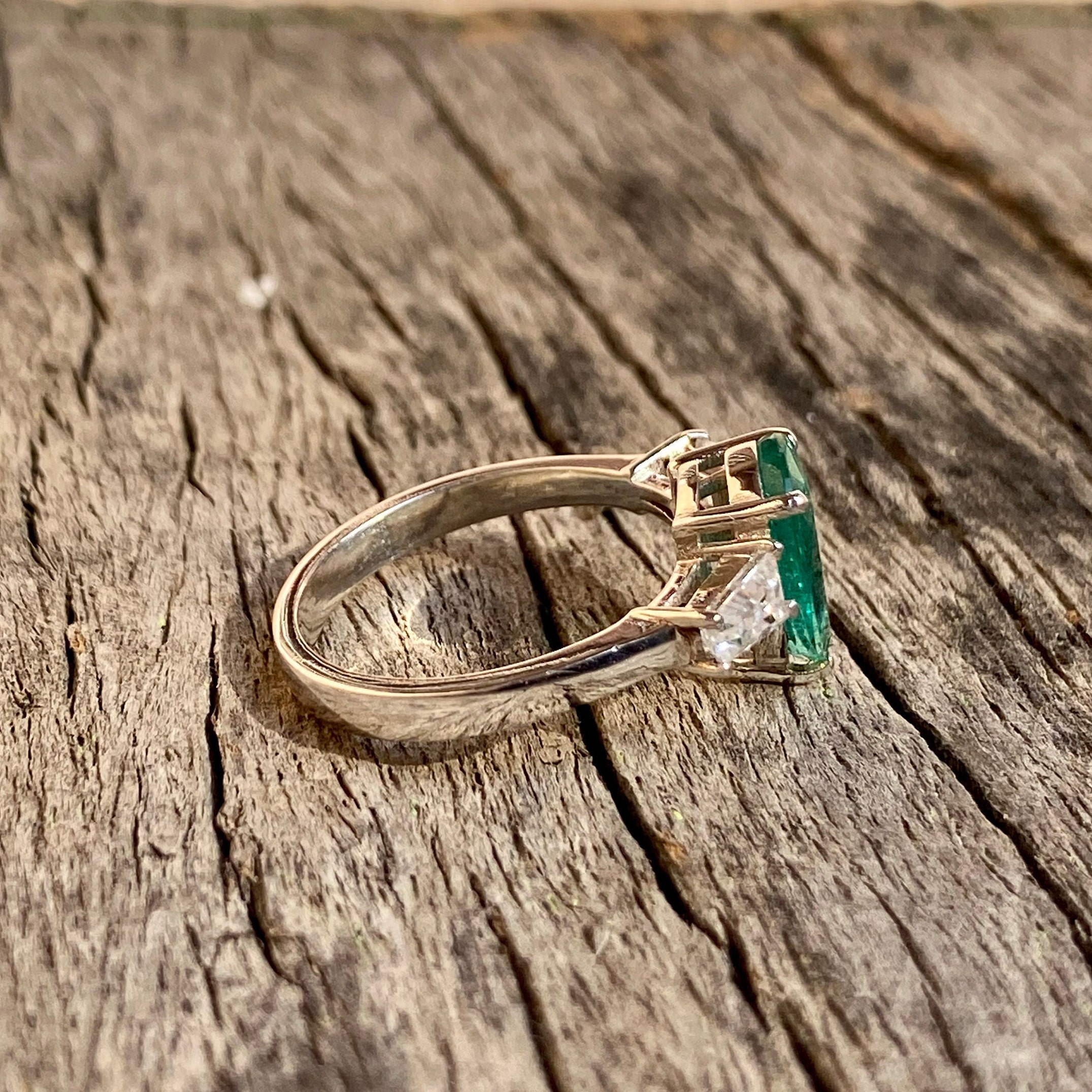 エメラルドリング 3ストーンデザイン エメラルド＆ダイヤモンド スリーストーンリング：18Kホワイト