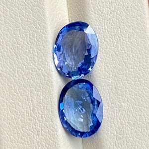 Paar natuurlijk blauwe saffier, 5,62 karaat ovale onverwarmde edelstenen voor prachtige saffieroorbellen, perfecte kwaliteit en kleurmatch