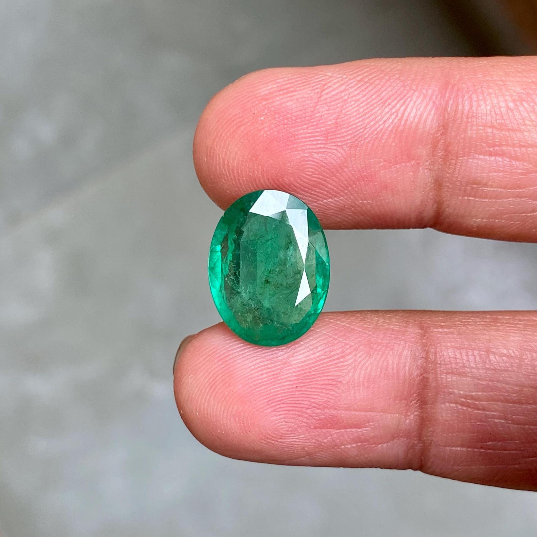 鮮やかなグリーンのザンビア産エメラルド：6.91カラットの未処理