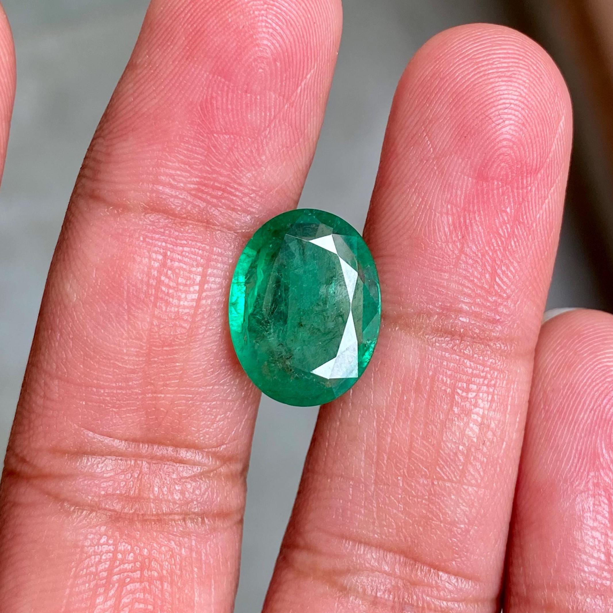 鮮やかなグリーンのザンビア産エメラルド：6.91カラットの未処理