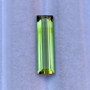 Turmalina verde, 6.45 Cartas, Corte Esmeralda, 20x6.4 MM, Turmalina natural, Turmalina certificada, Sin tratamiento, Minas brasileñas, Color profundo