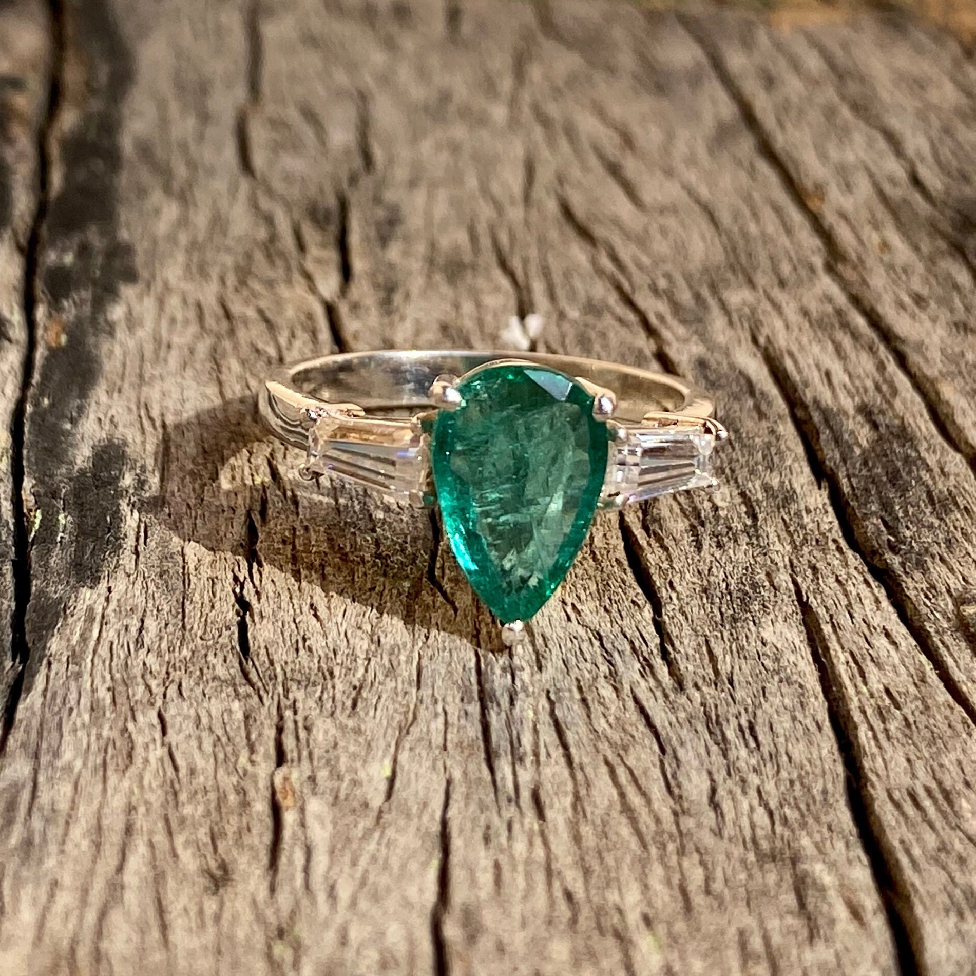 エメラルド＆ダイヤモンド スリーストーンリング：18Kホワイトゴールド