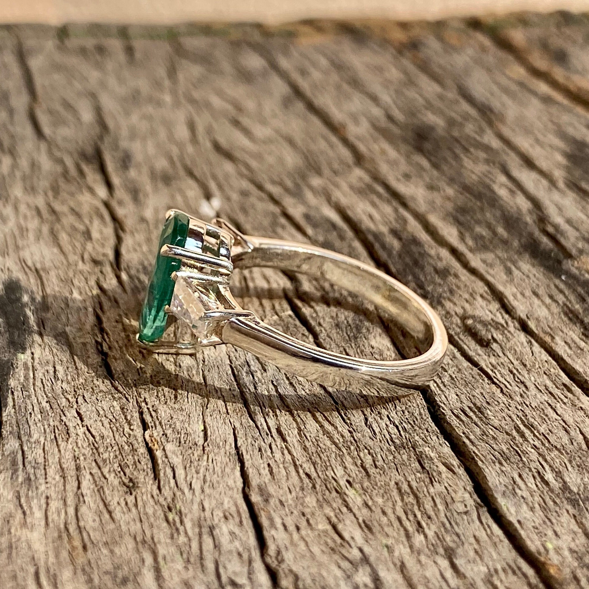 エメラルド＆ダイヤモンド スリーストーンリング：18Kホワイトゴールド