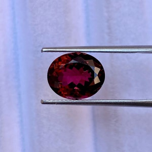 Rubellita Turmalina 4.75 Cartas, Corte Ovalado, 11.5x9.5MM, Turmalina Natural, Turmalina Certificada, Sin Tratamiento, Minas Brasileñas, Rojo Profundo