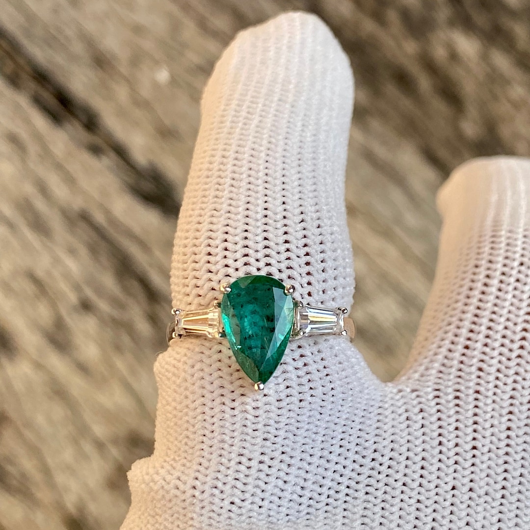 エメラルド＆ダイヤモンド スリーストーンリング：18Kホワイトゴールド