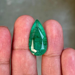 Natürlicher Smaragd Edelstein: 13.70 ct Grüner Geburtsstein