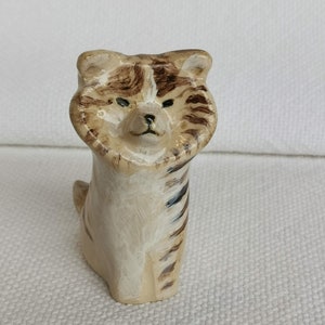 Gestroomde Akita Inu Keramische sculptuur - Klaar voor verzending - Handgemaakte keramische Akita Inu - Uniek beeldhouwwerk